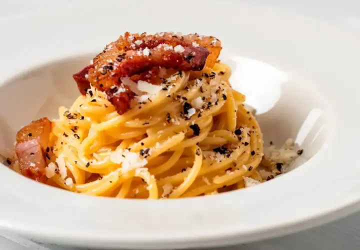 Pyszna gricia z chrupiącym guanciale, posypana parmezanem i świeżo mielonym pieprzem.