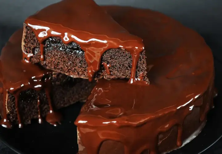 Saftiger Schokokuchen mit glänzender Schokoladenglasur, der wie von Zauberhand im Thermomix entstanden ist.