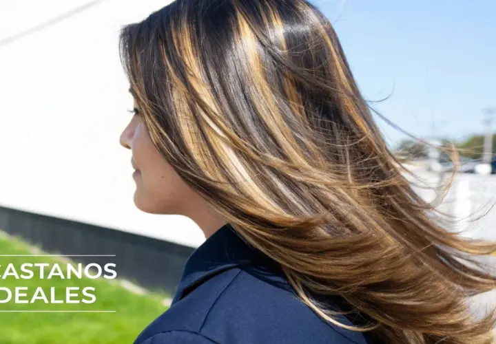 Mujer con cabello castaño y reflejos dorados, luciendo unos colores de pelo mujer ideales y radiantes.