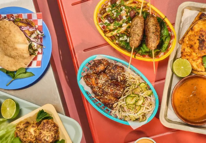 En härlig buffé med olika snittar recept: kycklingvingar, kebabspett, falafel och pitabröd med fyllning.