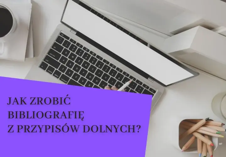 Laptop, kawa i kredki na biurku. Jak zrobić bibliografię z przypisów dolnych? Poradnik.