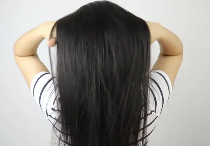 Cabello largo y oscuro, liso y sedoso, sin rastro de frizz. Descubre cómo lograr este look perfecto.