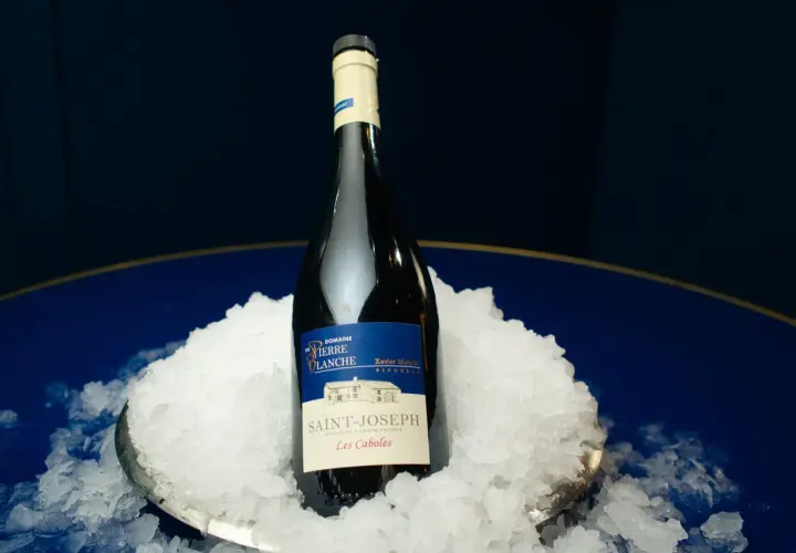 Bouteille de vin Saint-Joseph Les Caboles sur de la glace.