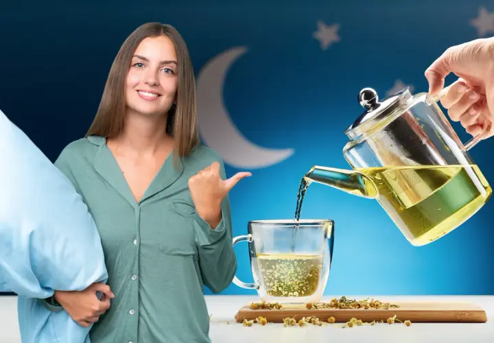 Mujer sonriente con almohada, disfrutando de los beneficios de la manzanilla por la noche. Té de manzanilla vertiéndose en una taza.