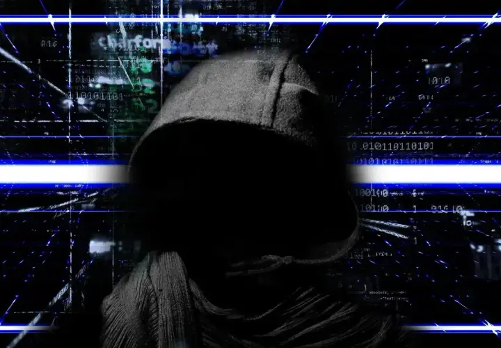 Sylwetka w kapturze na tle kodu binarnego i niebieskich linii. To wizualizacja tego, co można robić po kryminalistyce cyfrowej: analizować dane, ścigać cyberprzestępców.