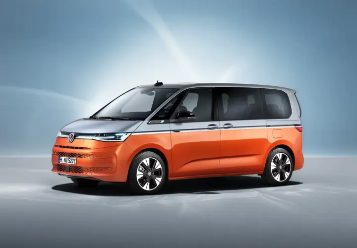 Pomarańczowo-szary Volkswagen Multivan T7 prezentuje się nowocześnie.