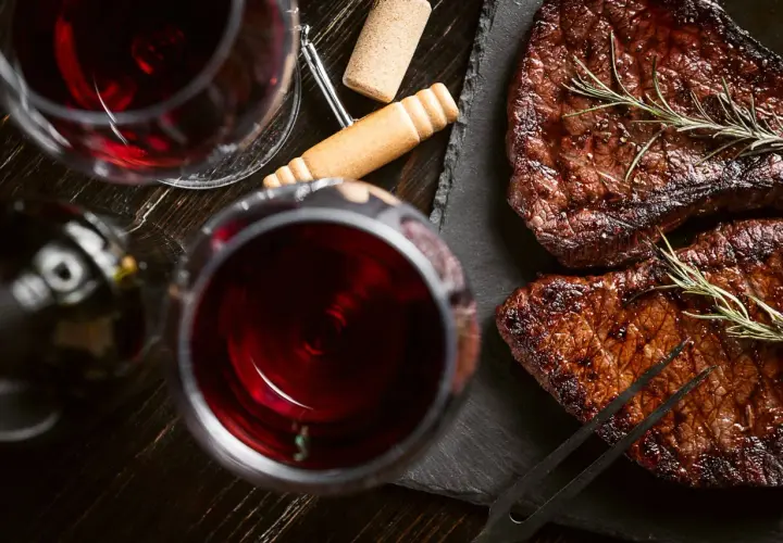 Deux steaks grillés, parfaits avec du pinot noir. Une expérience culinaire à savourer.
