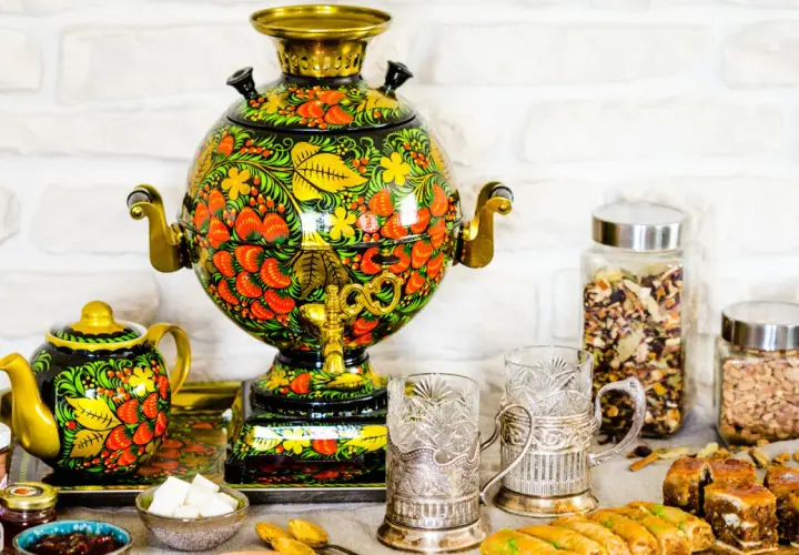 Samovar décoré de motifs floraux, prêt pour le thé. Son fonctionnement est simple : chauffer l'eau pour une pause gourmande.
