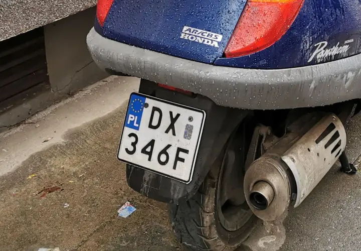 Skuter Honda Pantheon z tablicą rejestracyjną DX 346F.