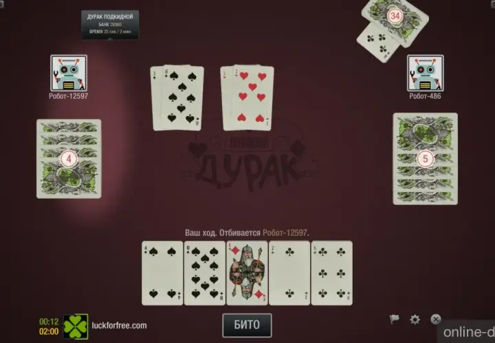 Gra w duraka online. Na stole karty, gracze to roboty. Czas na ruch.