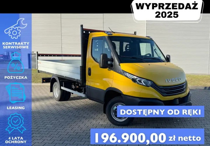 Żółta ciężarówka Iveco z platformą na tle magazynu, z napisem "WYPRZEDAŻ 2025" i ceną.