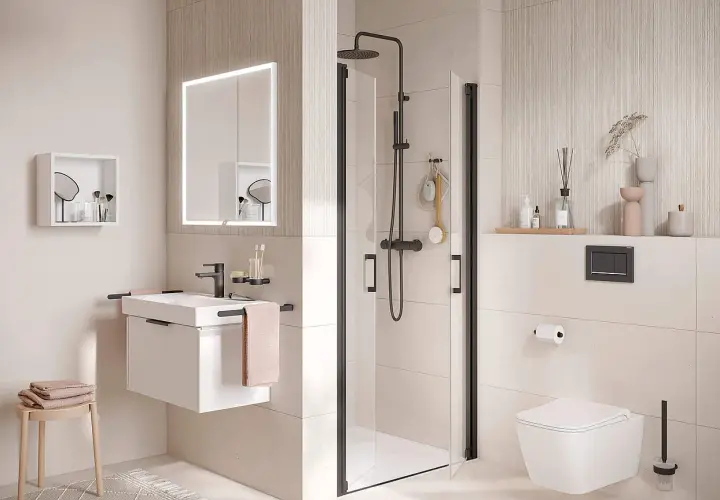 Modernes kleines Bad gestalten 4qm: Hängendes Waschbecken, bodengleiche Dusche mit schwarzem Rahmen, wandhängende Toilette und beleuchteter Spiegelschrank.