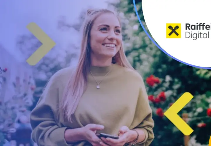 Uśmiechnięta kobieta z telefonem w ręku, korzystająca z usług Raiffeisen Digital Bank.