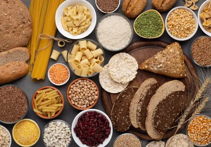 Mnóstwo produktów, co ma dużo węglowodanów: chleb, makarony, ryż, kasze, fasole, soczewica, płatki.