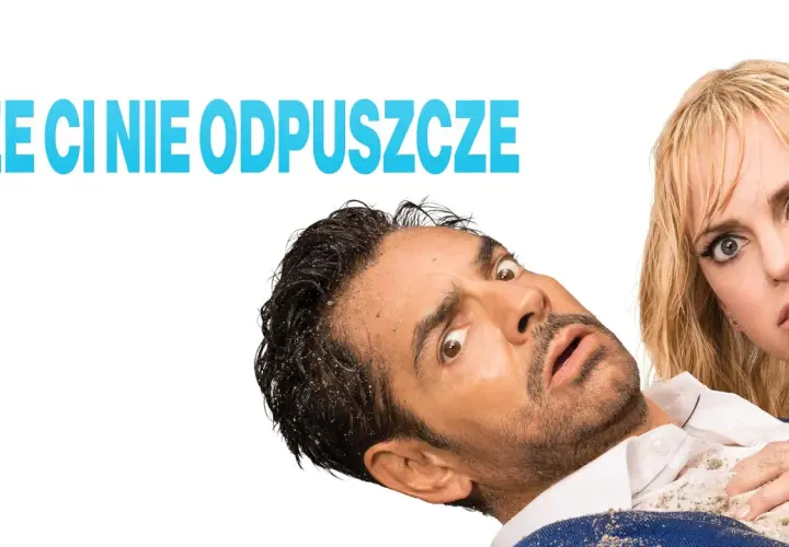 Zaskoczona dama za burtą ratuje mężczyznę z piasku. Napis "I że ci nie odpuszczę".