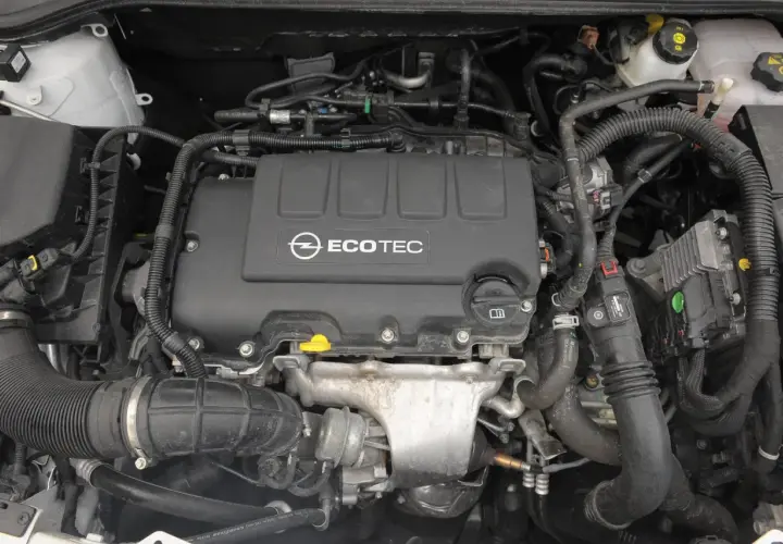 Silnik Opel Mokka 1.4 Turbo Ecotec. Widok komory silnika z turbosprężarką i przewodami.