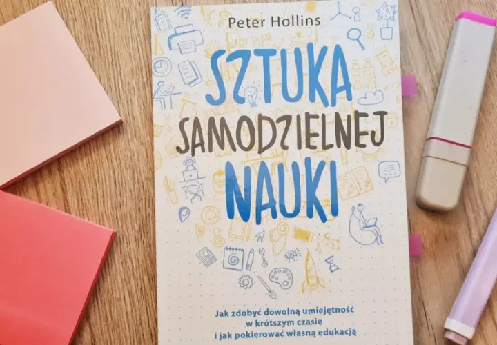 Książka "Sztuka samodzielnej nauki" leży obok różowych karteczek i zakreślaczy. Idealna do nauki angielskiego.