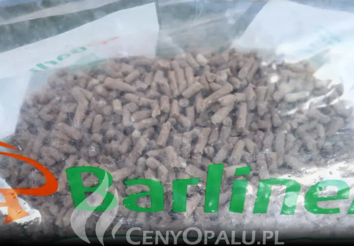 Worek z pelletem Barlinek. Czy pellet Barlinek jest dobry? Widać drobne, brązowe granulki.