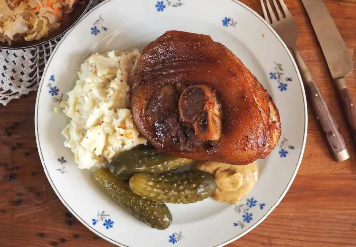 Najlepsza golonka gotowana i pieczona, podana z puree, ogórkami kiszonymi i musztardą. Prawdziwa uczta dla podniebienia!