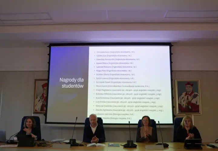 Uroczystość wręczenia nagród studentom, wśród nich wyróżnieni z filologii słowiańskiej.