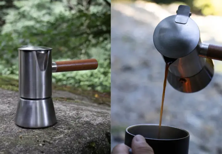 Edler Espressokocher aus Edelstahl mit Holzgriff, bereit für den morgendlichen Kaffee im Freien.