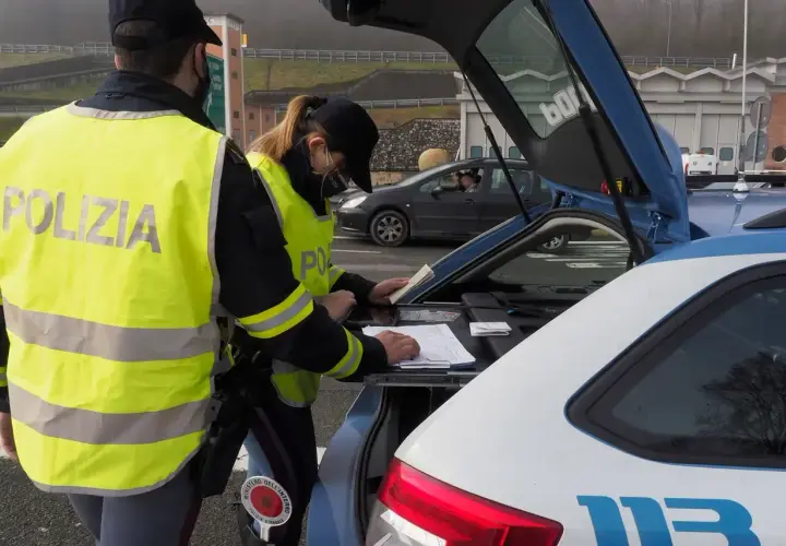 Agenti di Polizia controllano documenti, forse per un caso di targa clonata.