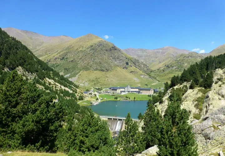 Paisaje de montaña en Queralbs, con el lago de Nuria y el santuario al fondo.