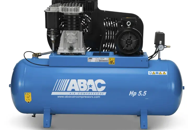 Compresor de aire azul de la marca ABAC, modelo Hp 5.5, con motor y depósito.