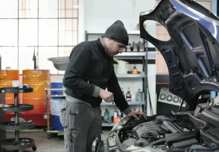 Ile zarabia elektryk samochodowy? Zarobki, które mogą zaskoczyć