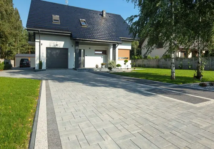 Ile kosztuje podjazd z kostki brukowej? Zobacz, co wpływa na cenę
