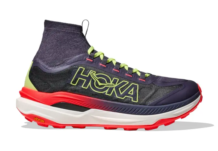 Buty trailowe Hoka: ciemnogranatowe z neonowożółtym logo, czerwono-białą podeszwą i cholewką typu skarpeta. Idealne na górskie szlaki.