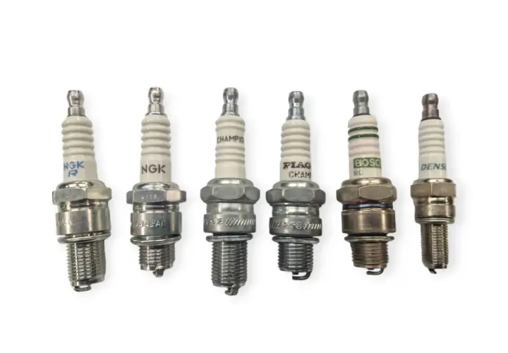 Sei candele per auto affiancate: NGK, Champion, Denso, Bosch. Una tabella comparazione candele NGK e altri marchi.