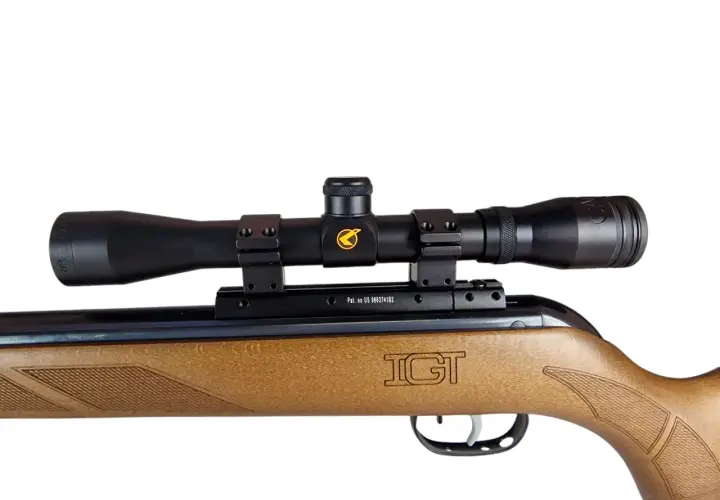 Wiatrówka Gamo Hunter Maxxim IGT 4.5 mm z lunetą, gotowa do akcji.