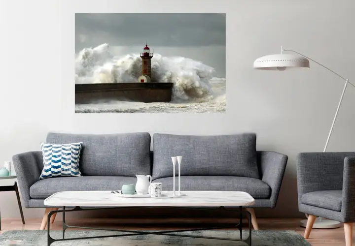 Un cuadro de un faro resistiendo olas gigantescas en un día tormentoso.