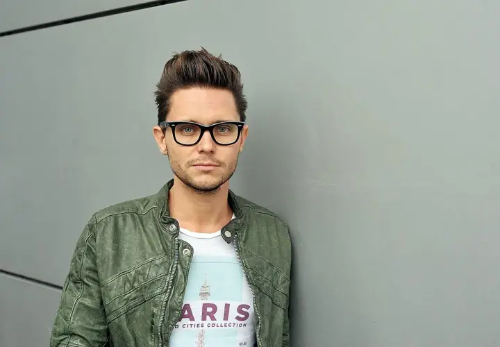 Tomasz Wasilewski, prezenter pogody, w okularach i zielonej kurtce, wygląda na swój wiek.