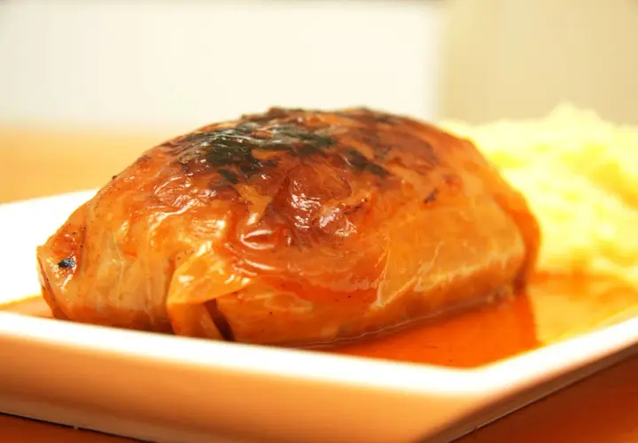 Bistro pieczone gołąbki w sosie pomidorowym, podane z purée ziemniaczanym. Apetyczny, złocisty kolor i aromatyczny sos zachęcają do spróbowania.