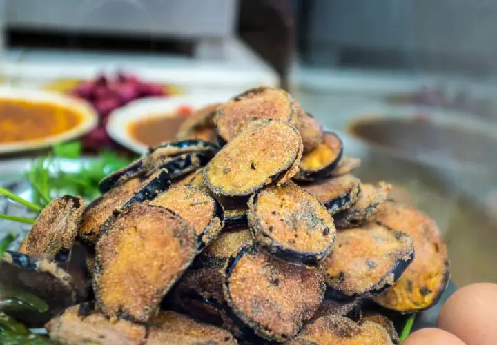 Un tas de beignets d'aubergine dorés et croustillants, prêts à être dégustés.