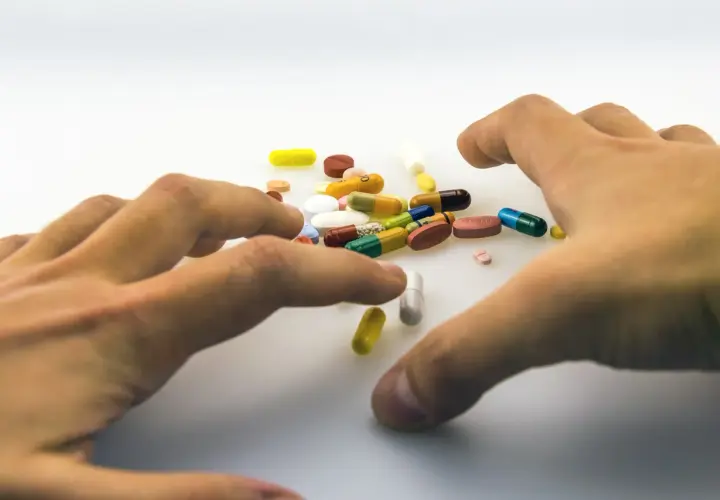 Dłonie sięgają po kolorowe kapsułki i tabletki. Czy to lek na wszystko, czy może początek problemów z uzależnieniem od rispoleptu?