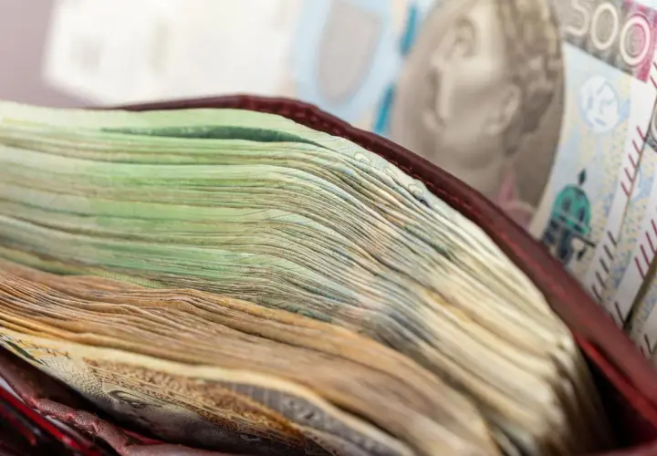 Stos banknotów w portfelu. Ile jest pieniędzy w Polsce? Tego nie wiemy, ale na pewno sporo!