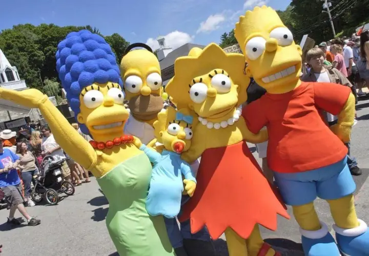 Familjen Simpson i Sverige! Marge, Homer, Lisa, Maggie och Bart poserar glatt för en bild.