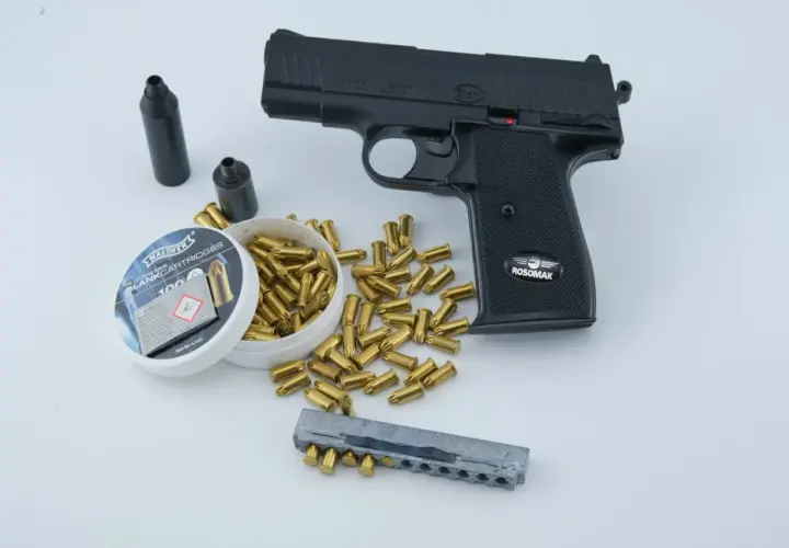 Pistolet hukowy RÖM, naboje 9mm i magazynek. Pozwolenie na broń hukową 9mm nie jest wymagane do posiadania tego zestawu.