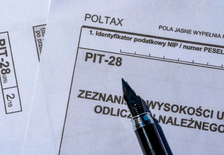Formularz PIT-28, gotowy do wypełnienia. Zeznanie podatkowe, które może dotyczyć np. podatek od wynajmu mieszkania. Pióro czeka.