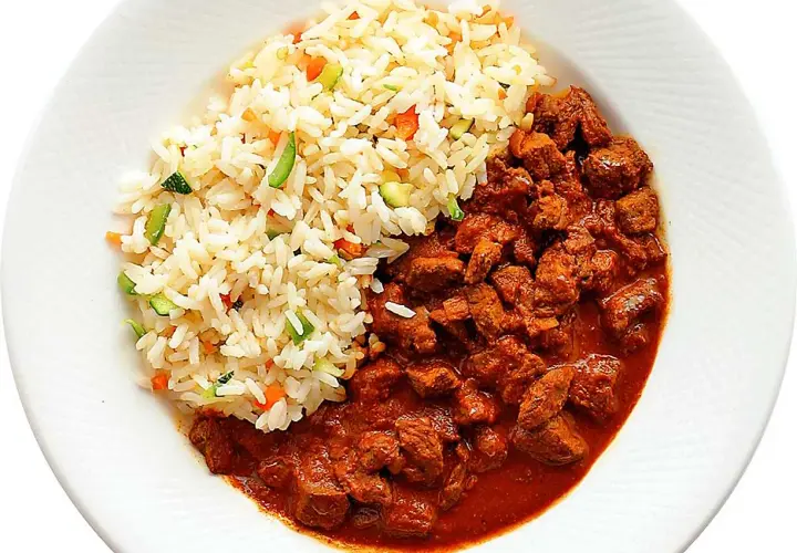 En portion ungersk gulasch med ris och grönsaker. Köttet är mört och såsen rik.