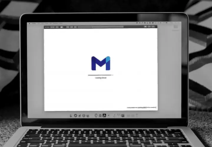Przykładowy mail po angielsku: ekran laptopa z ładowaniem Gmail.