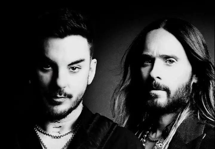 Jared Leto i jego zespół w czarno-białym kadrze.