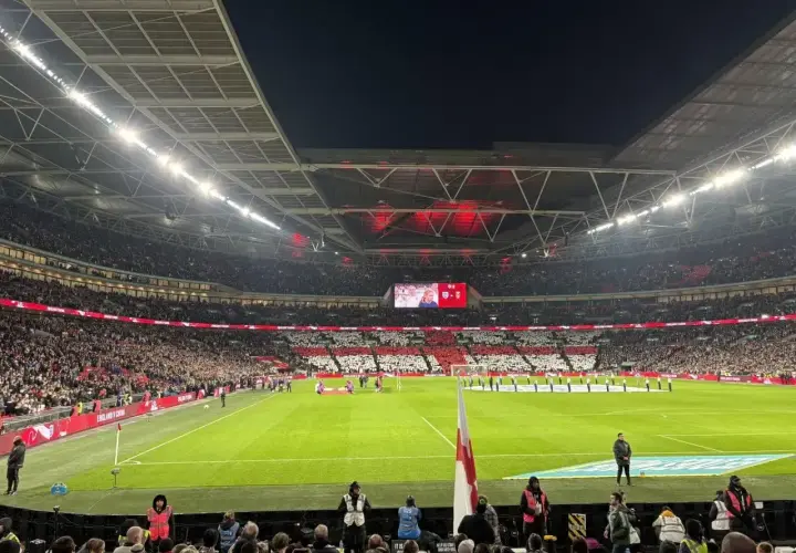Stadion pełen kibiców podczas meczu ligi angielskiej. Na telebimie wynik 0:0.