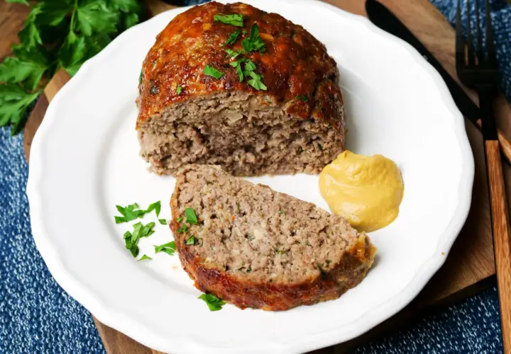 Saftiger Hackbraten, perfekt für ein schnelles Hackbraten Rezept. Mit Senf und Petersilie garniert, ein Genuss!