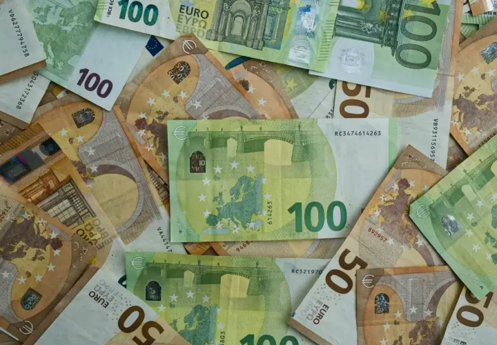 Des billets de 100 et 50 euros sont entassés. Attention, un paiement en espèces supérieur à 1000 € est sanctionné.