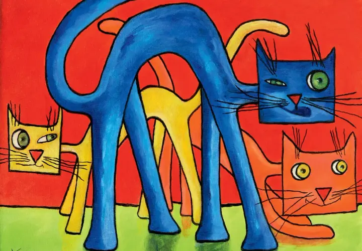 Gatti stilizzati blu, gialli e arancioni su sfondo rosso e prato verde. Un'esplosione di colori complementari che cattura lo sguardo.