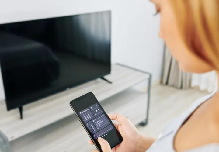 Jak podłączyć telefon do TV kablem? Stabilny obraz bez Wi-Fi